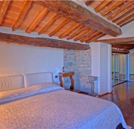 Spacious 4 Bedroom Apartment in Stunning Cortona Town, Sleeps 8